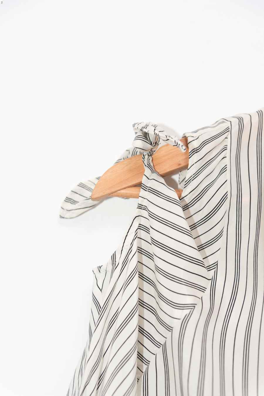 Blusa blanca con rayas negras cut out - Talla S - Sandro