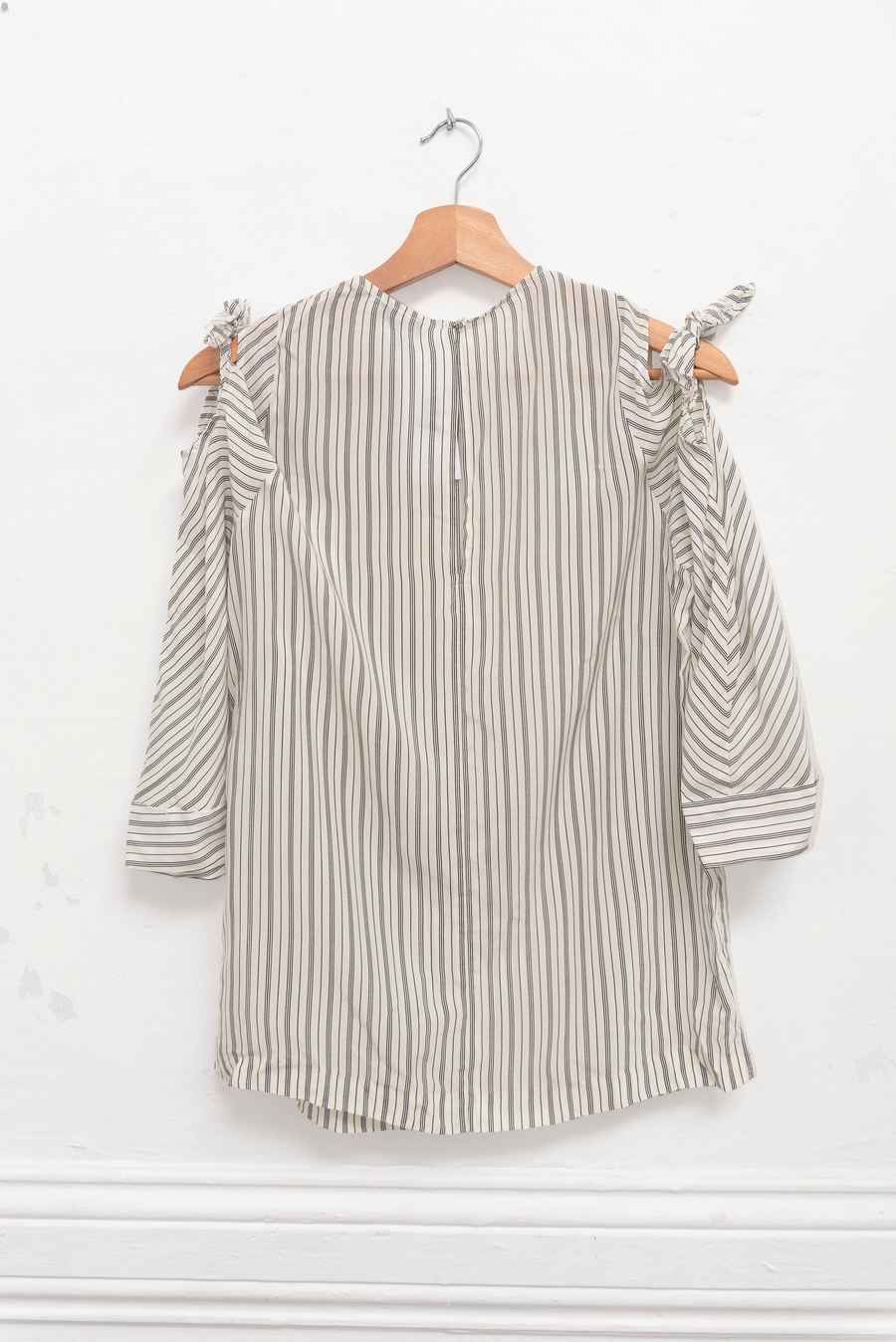 Blusa blanca con rayas negras cut out - Talla S - Sandro