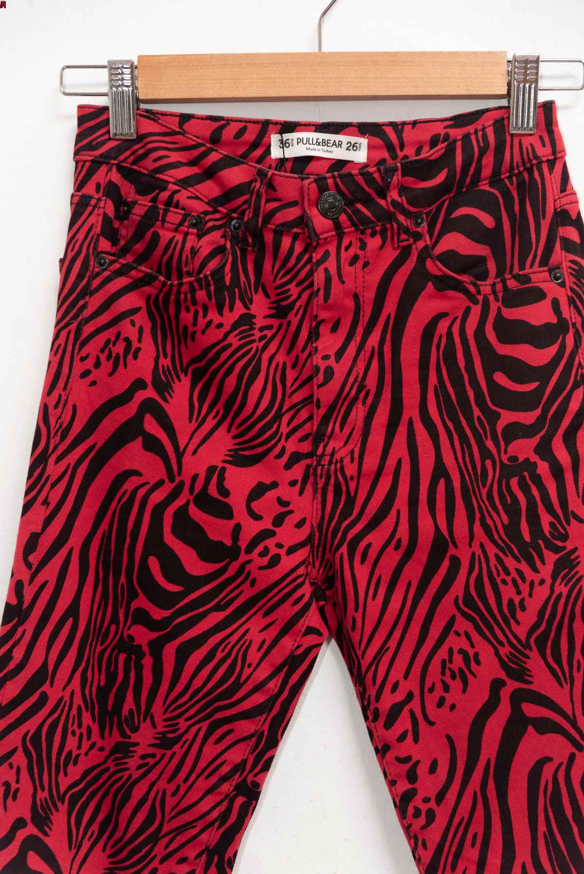 Pantalón animal print rojo - Pull&Bear - Talla 26