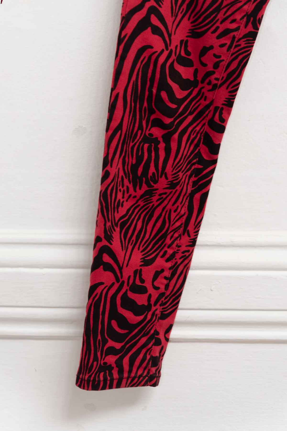 Pantalón animal print rojo - Pull&Bear - Talla 26