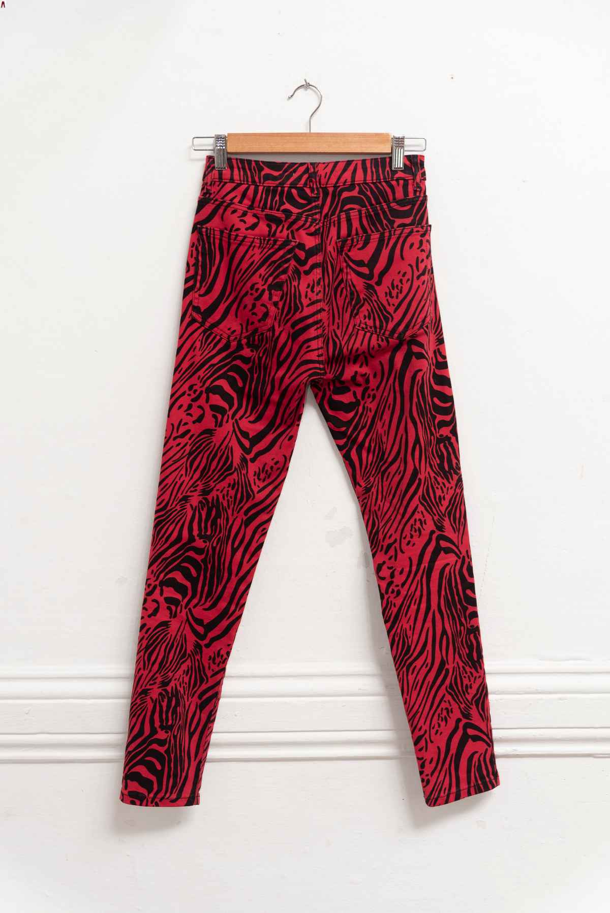Pantalón animal print rojo - Pull&Bear - Talla 26