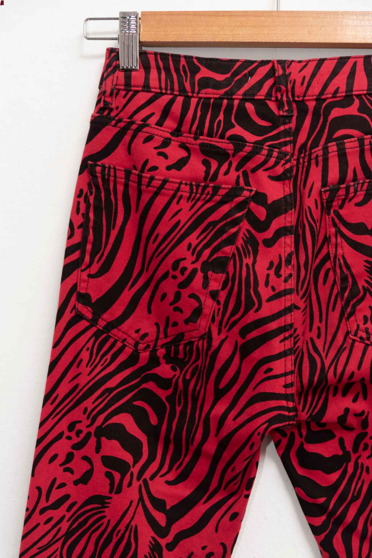 Pantalón animal print rojo - Pull&Bear - Talla 26