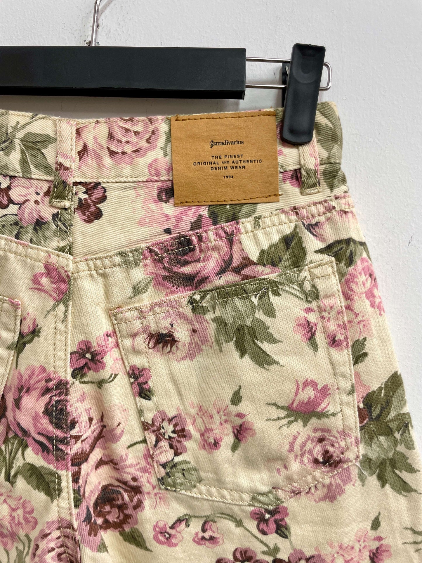 Short beige flores - Stradivarius - Talla S