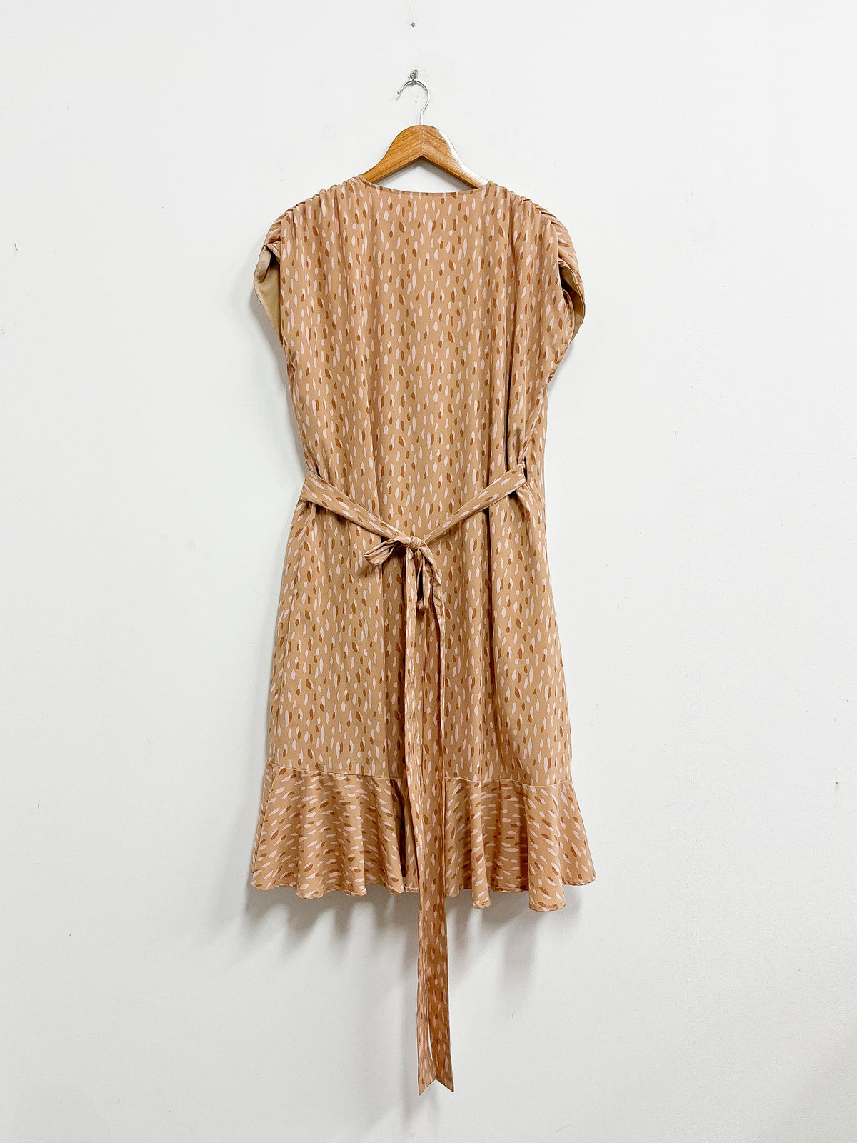 Vestido envolvente naranja con marrón