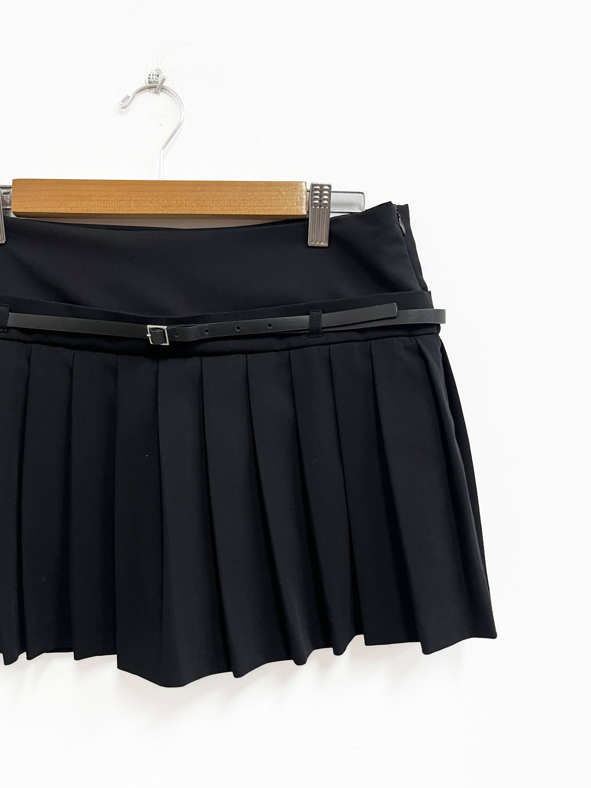 Falda negra plisada con correa - Zara - Talla M