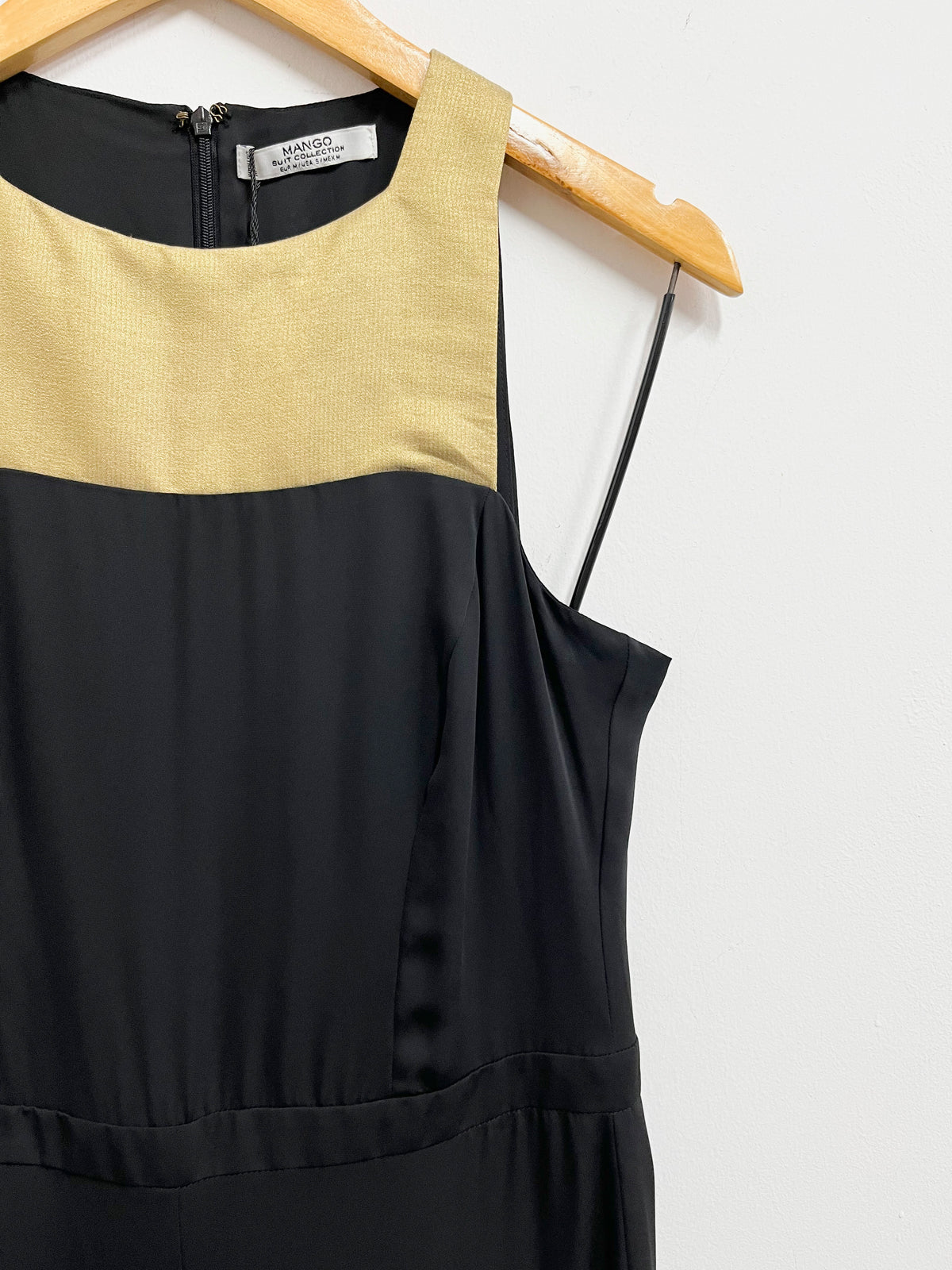 Enterizo negro con dorado en escote - Mango - Talla M