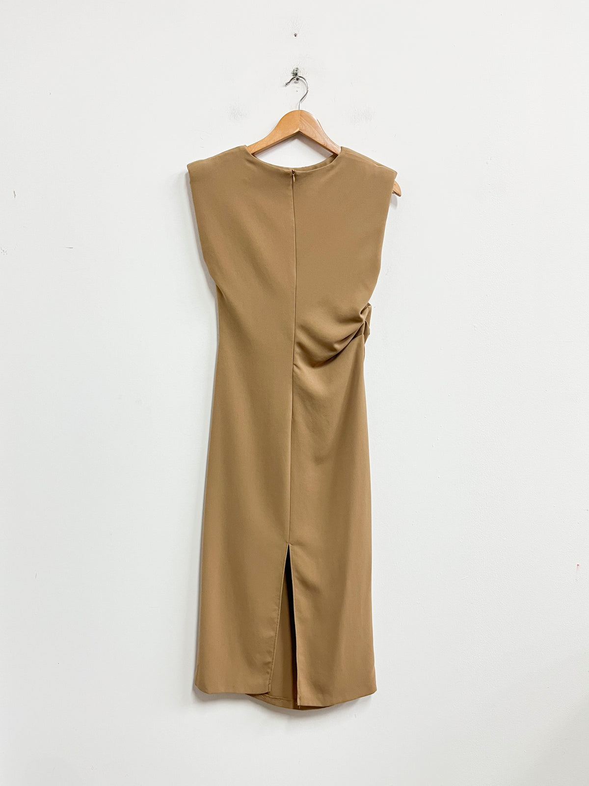 Vestido beige midi con hombreras - Zara - Talla S