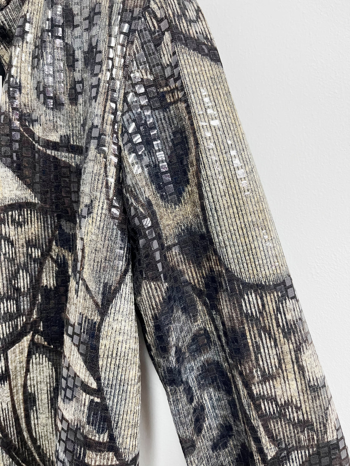 Blusa con capa estampada tonos negros - R&M Richards - Talla 12P