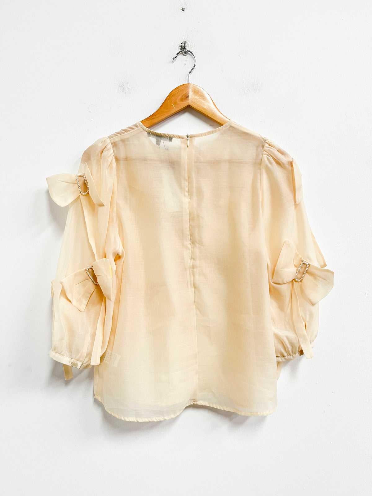 Blusa beige con lazos y perlas - Cq by Cq - Talla S