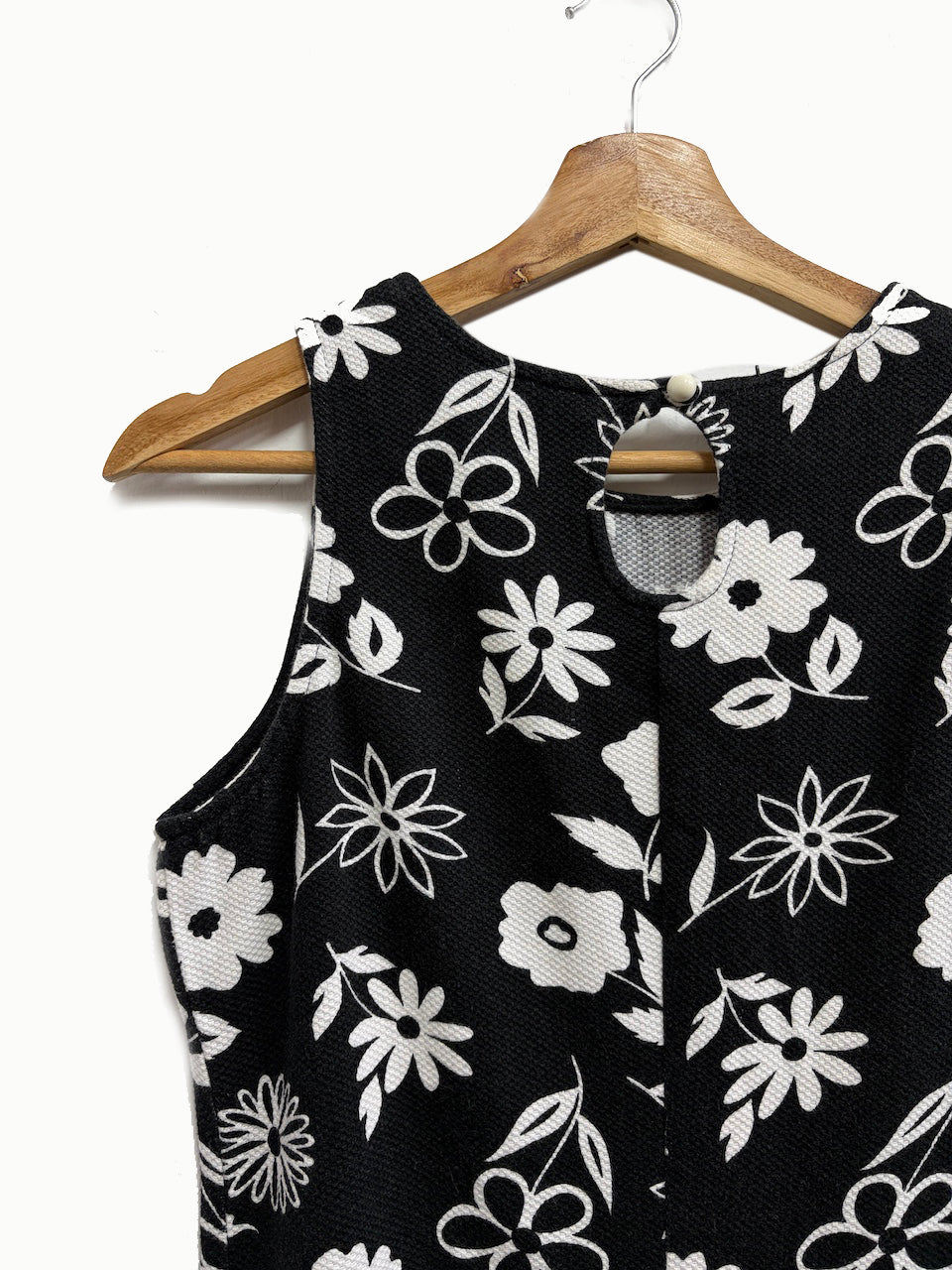 Vestido corto negro con flores blancas - California Concepts - Talla S