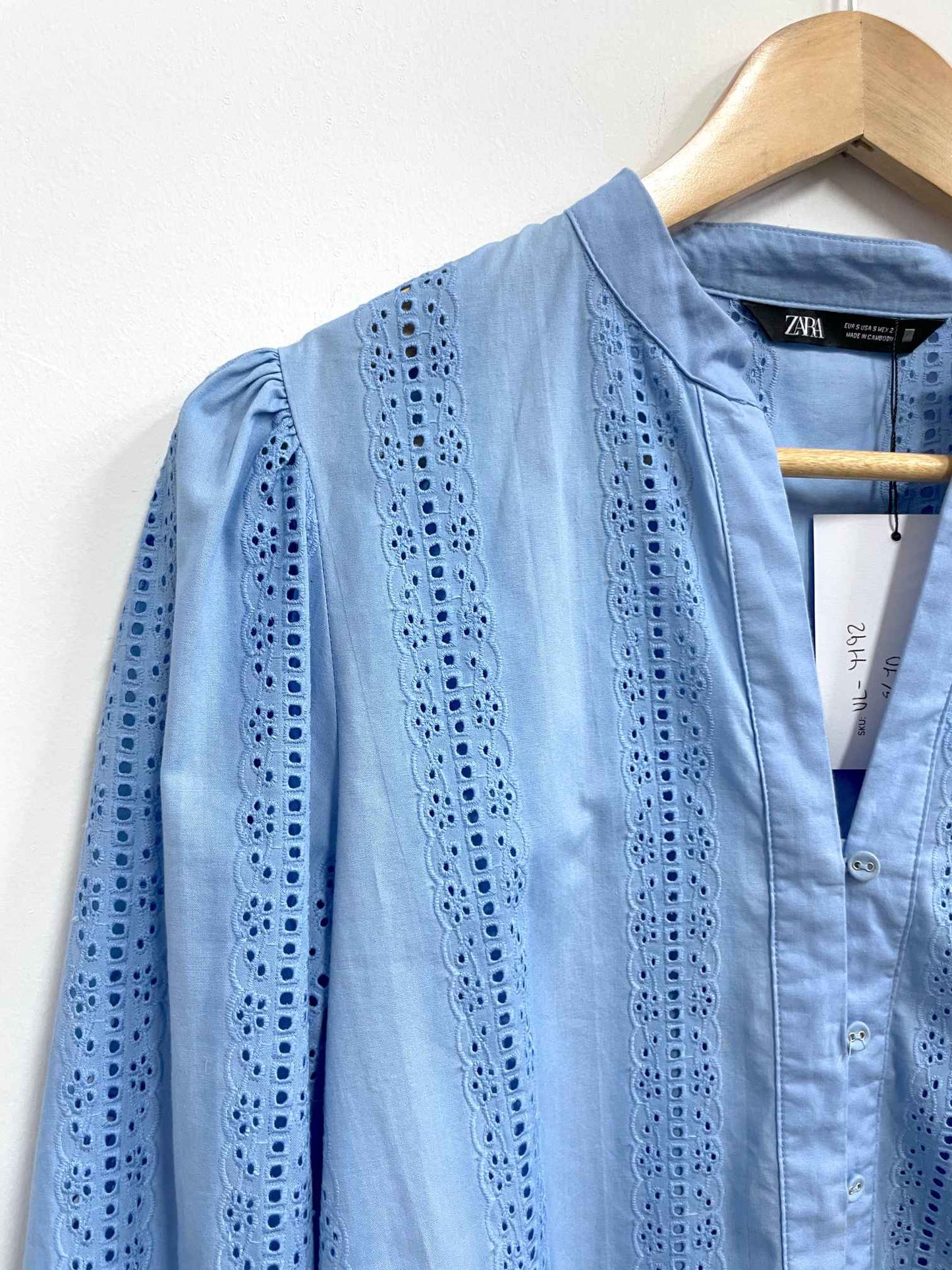 Blusa celeste bordada - Zara - Talla S