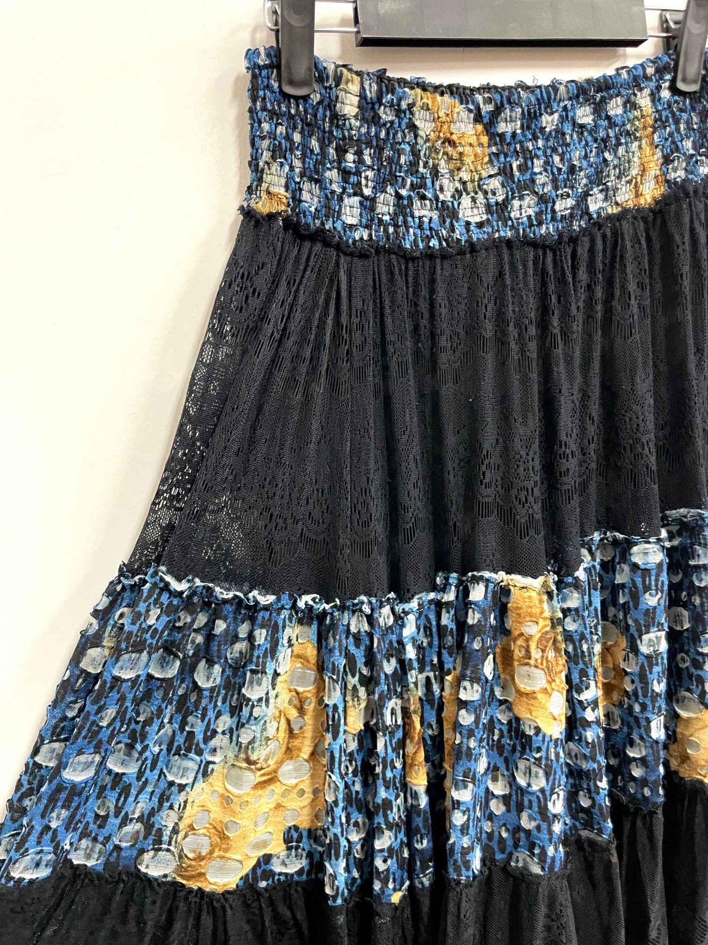 Falda negra bordada con print colores - Talla S