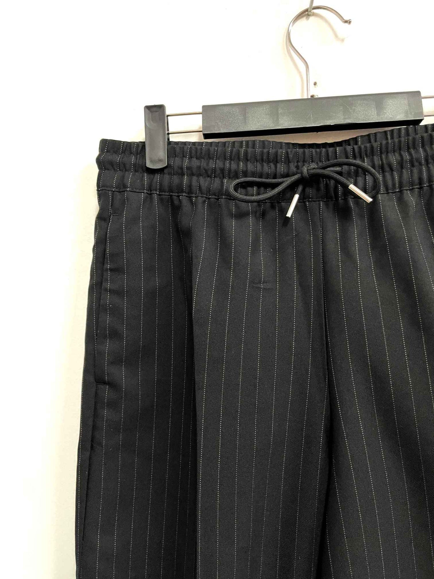 Pantalón negro líneas blancas - H&M - Talla S