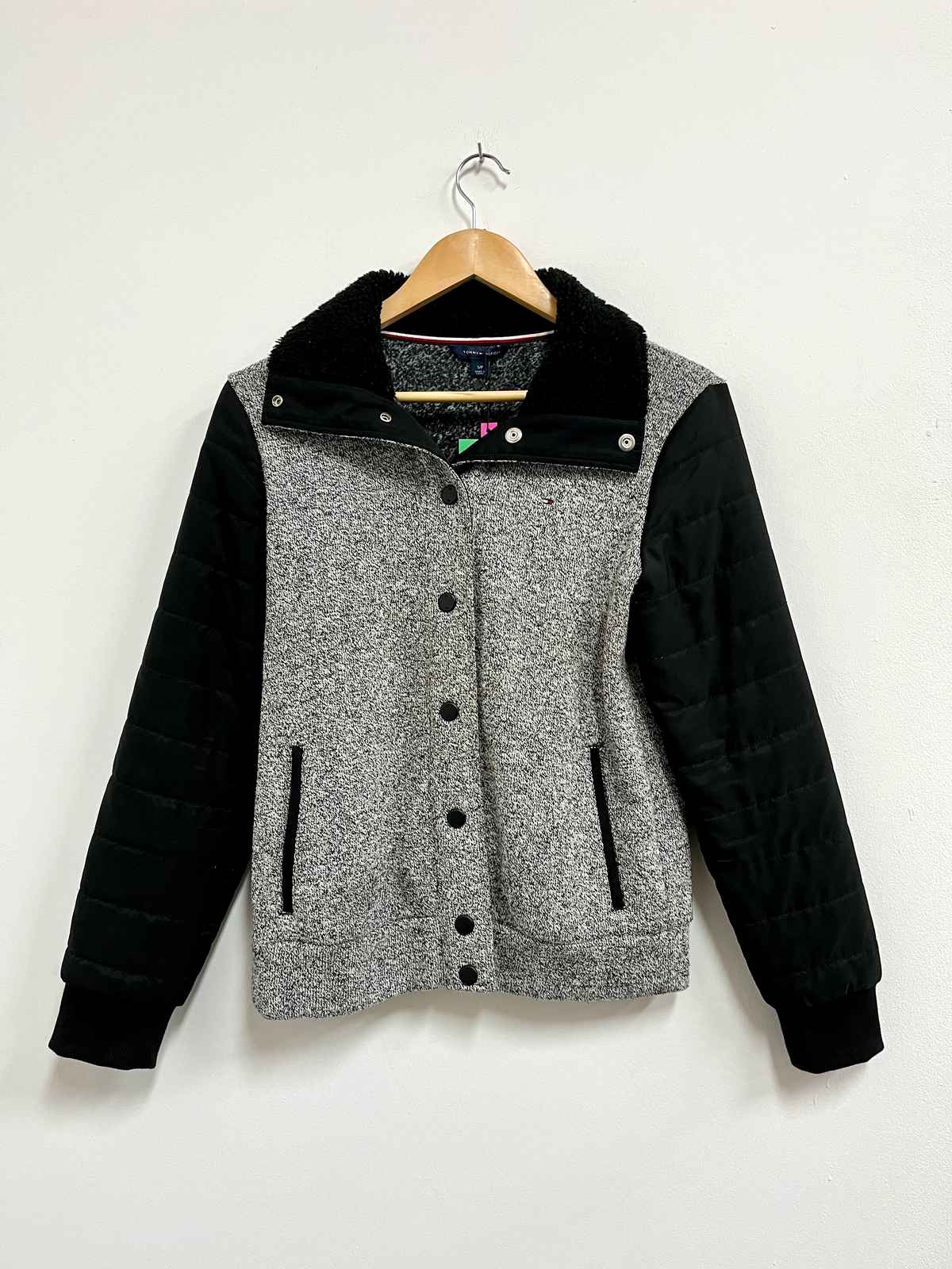 Casaca gris mangas negras - Tommy Hilfiger - Talla S
