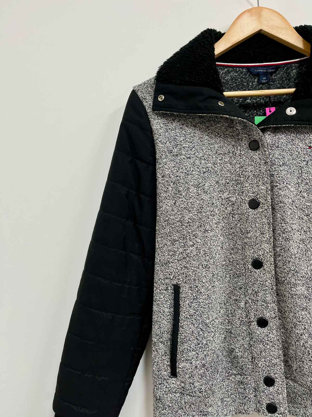 Casaca gris mangas negras - Tommy Hilfiger - Talla S