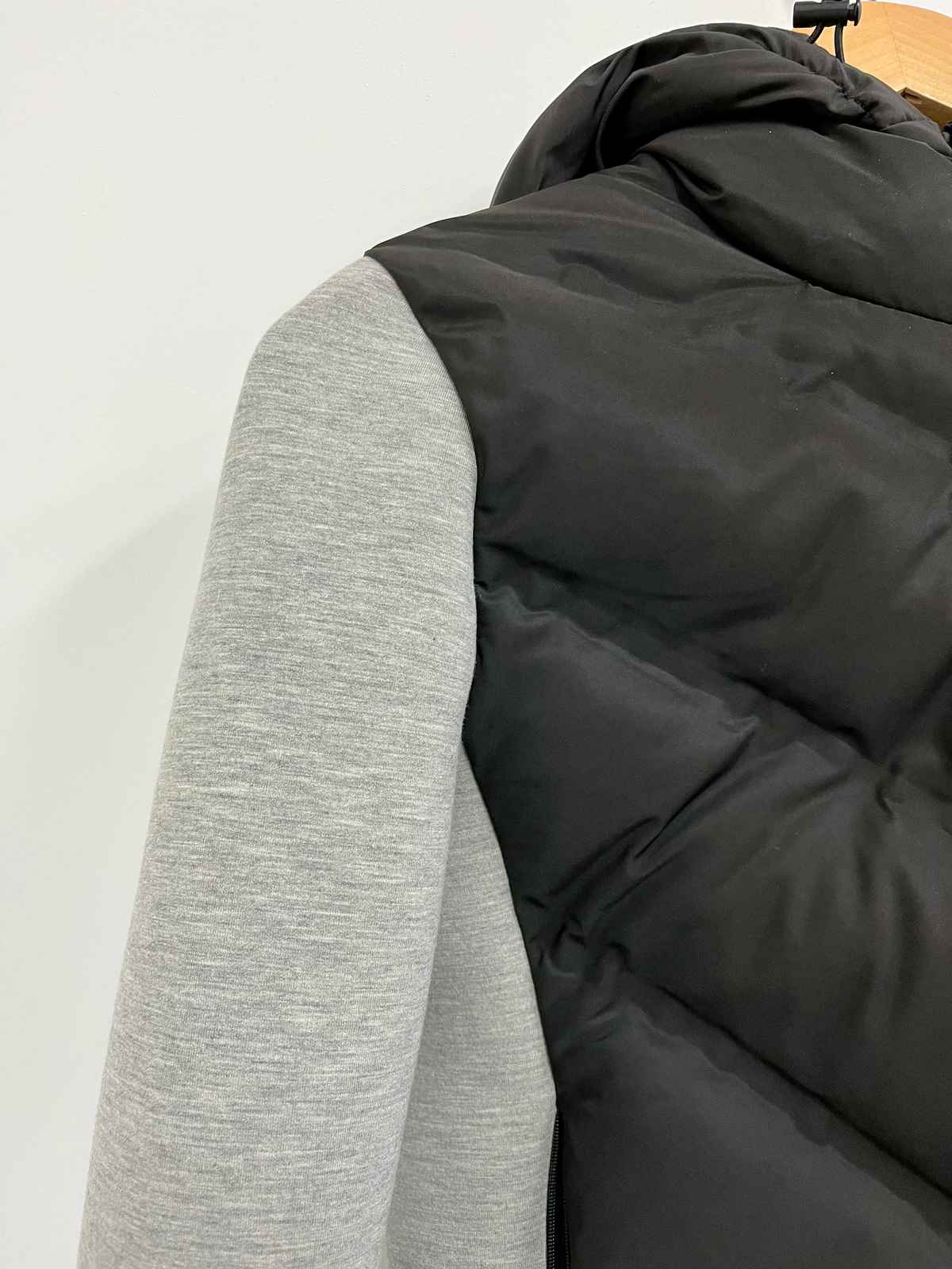 Casaca puffer negra con mangas grises - Zara - Talla S