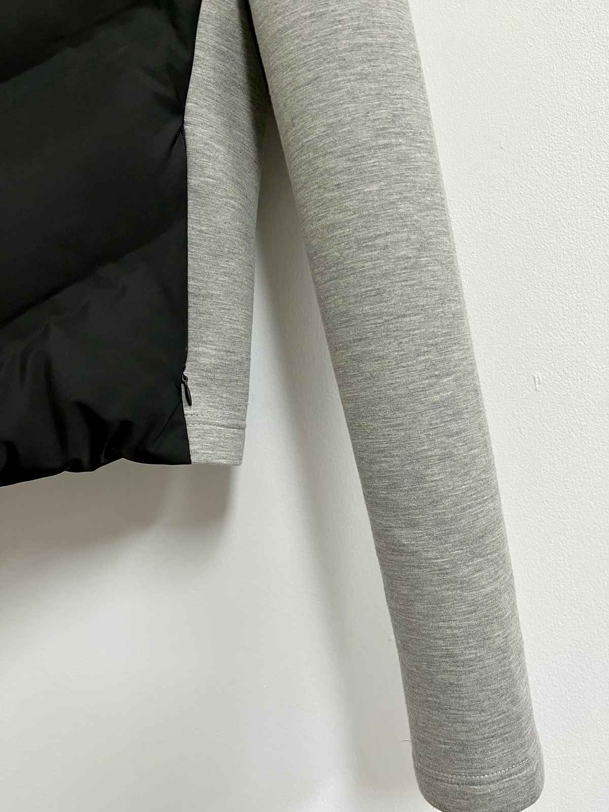 Casaca puffer negra con mangas grises - Zara - Talla S