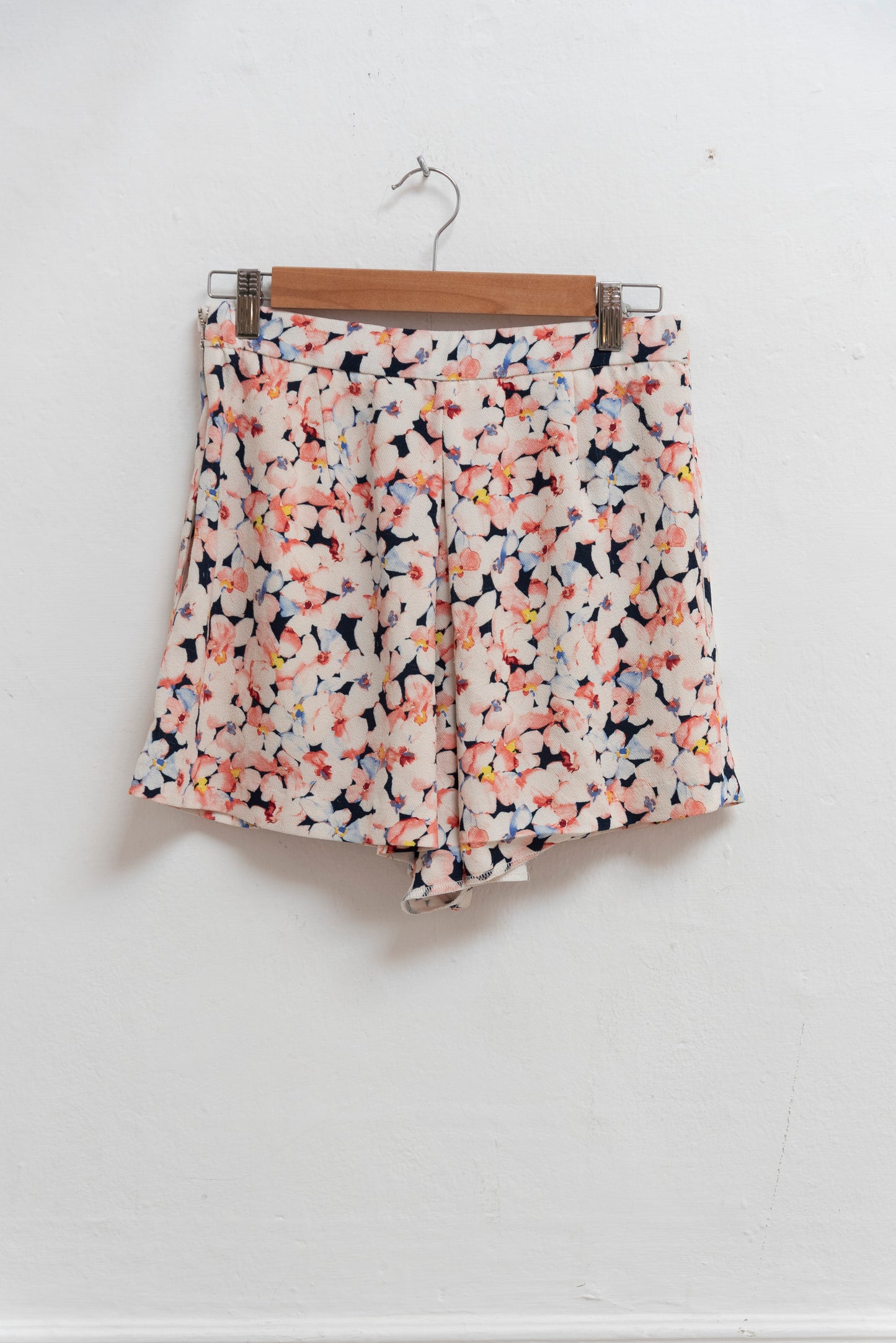 Short flores azul y rosa - Zara - Talla M