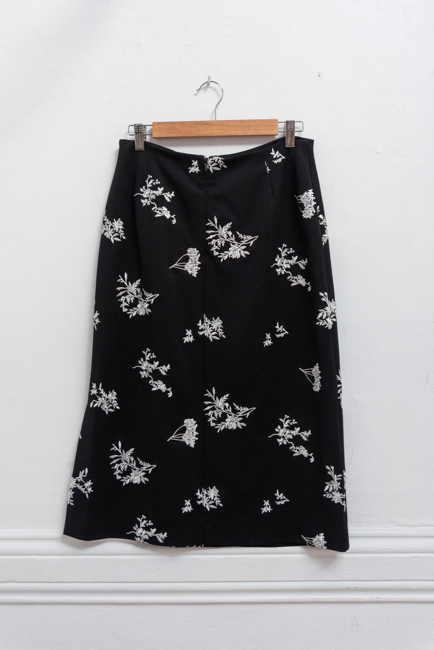 Falda negra flores blancas bordadas - Maje - Talla 32