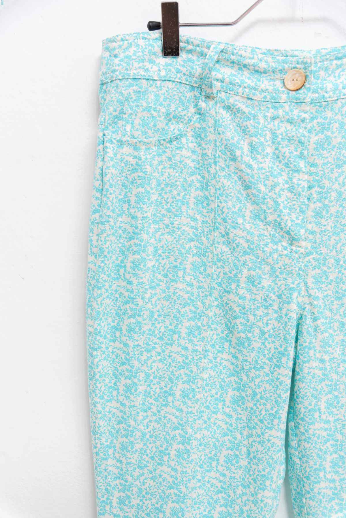 Pantalón celeste y blanco flores - MNG - Talla 28