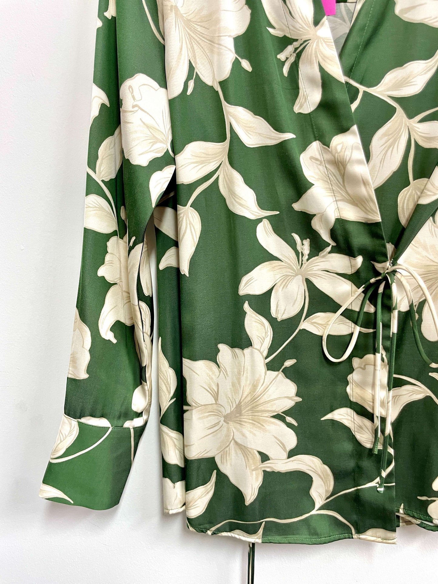 Blusa verde flores beige - Mango - Talla S