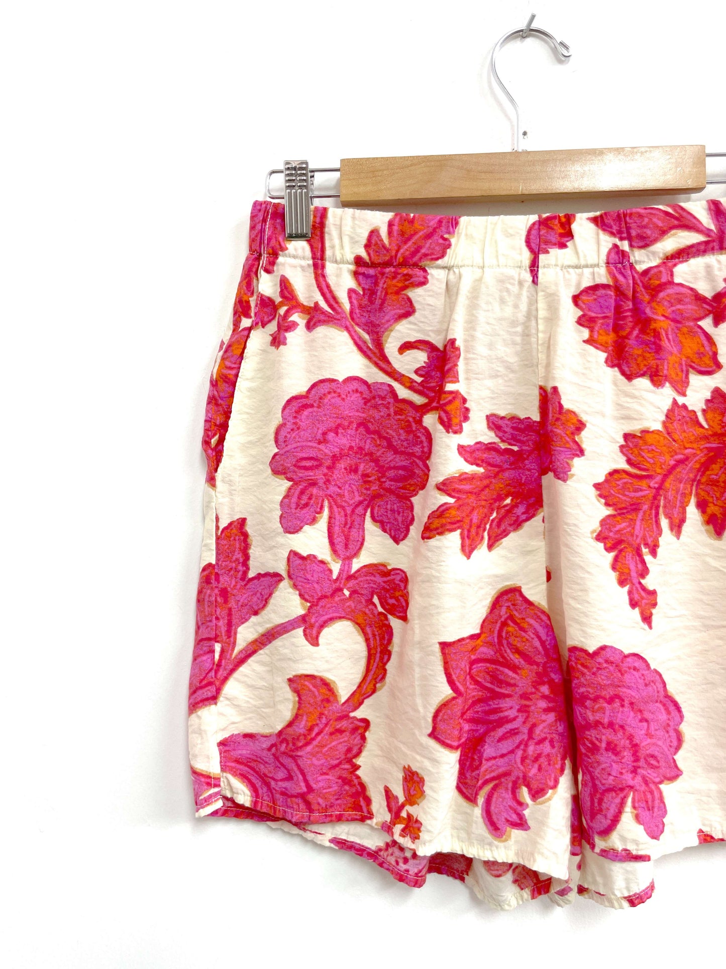 Short beige flores fucsias - Mango - Talla M