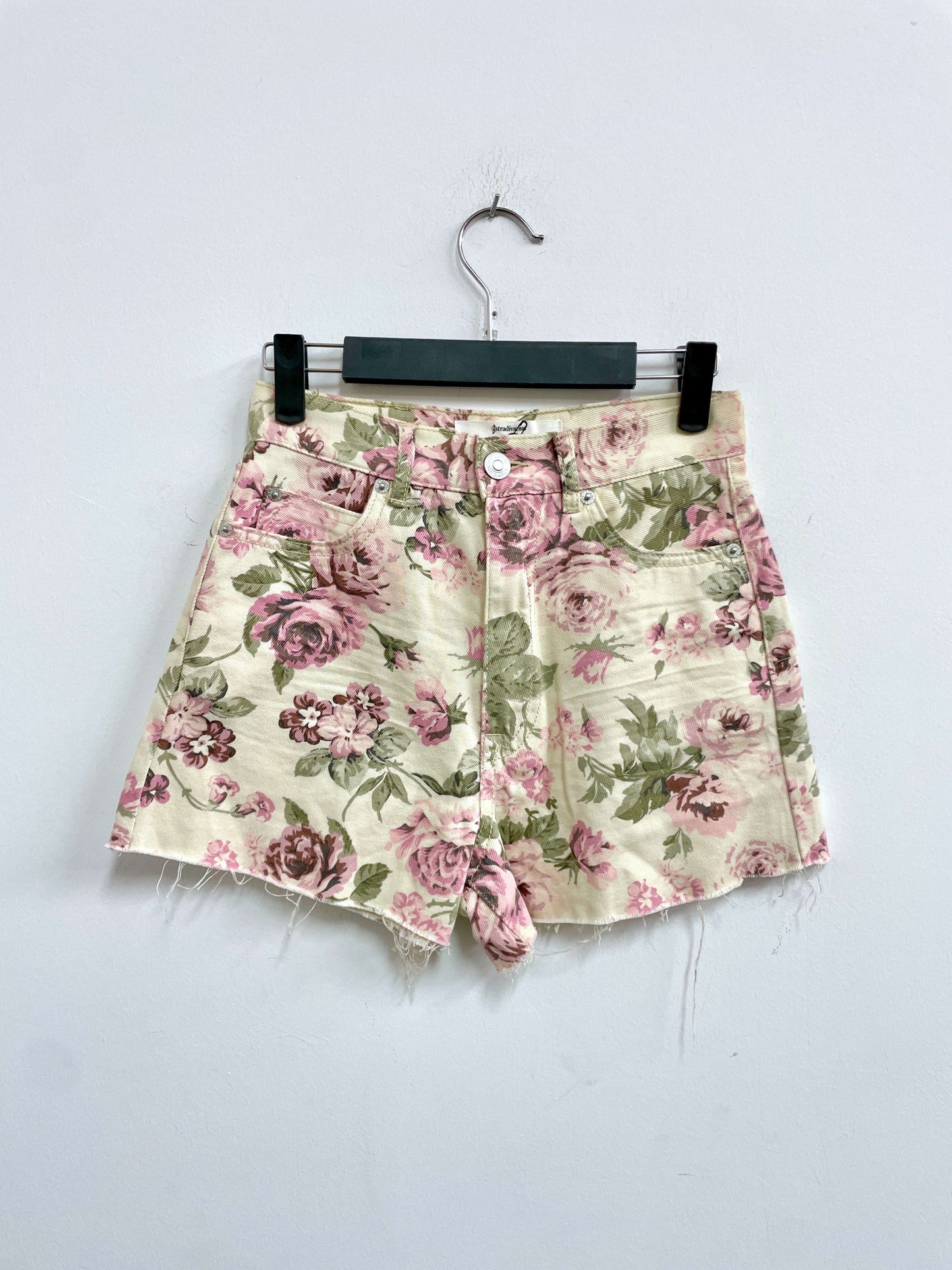 Short beige flores - Stradivarius - Talla S