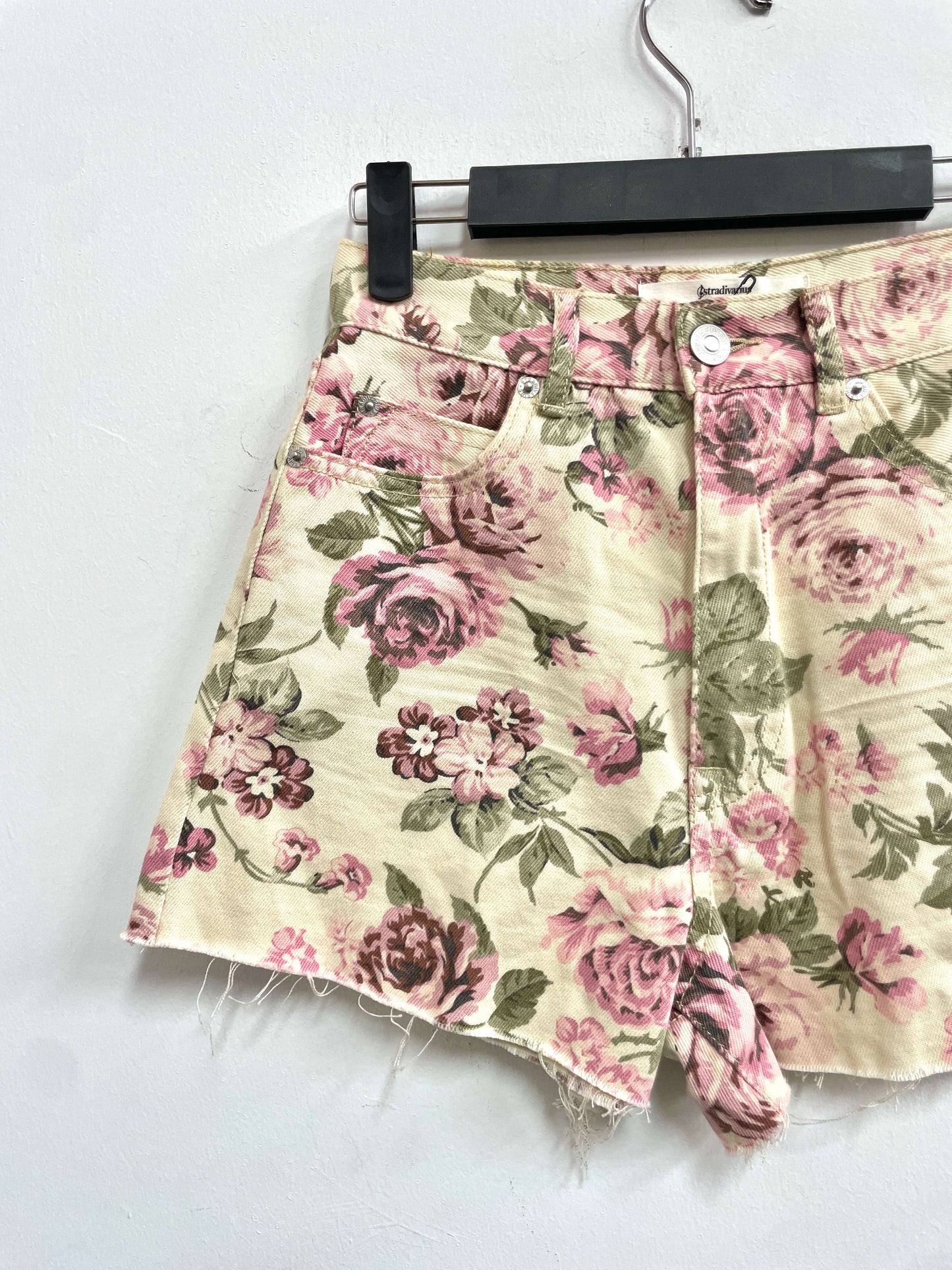 Short beige flores - Stradivarius - Talla S