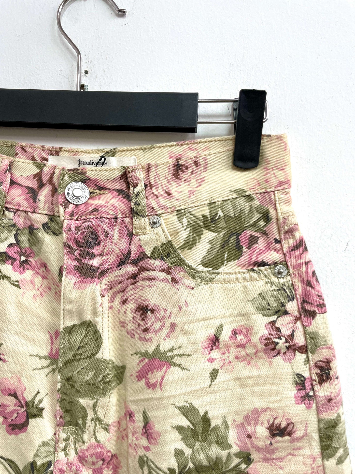 Short beige flores - Stradivarius - Talla S