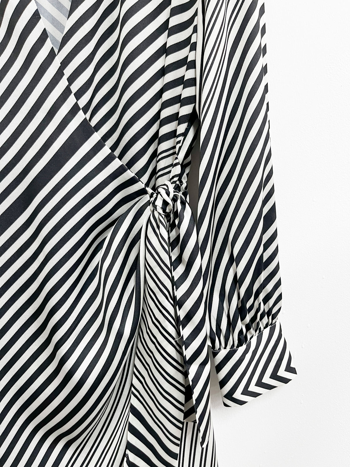 Vestido corto envolvente rayas negras con blanco - Mango - Talla L