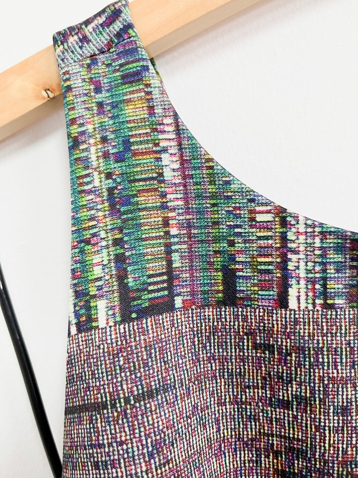 Vestido efecto glitch digital verde con morado - H&M - Talla M