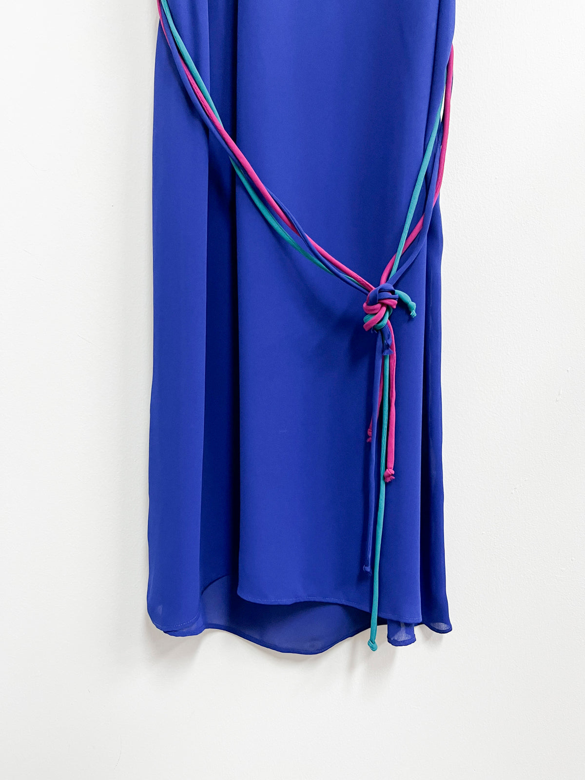 Vestido azul con detalle verde y fucsia - Talla M