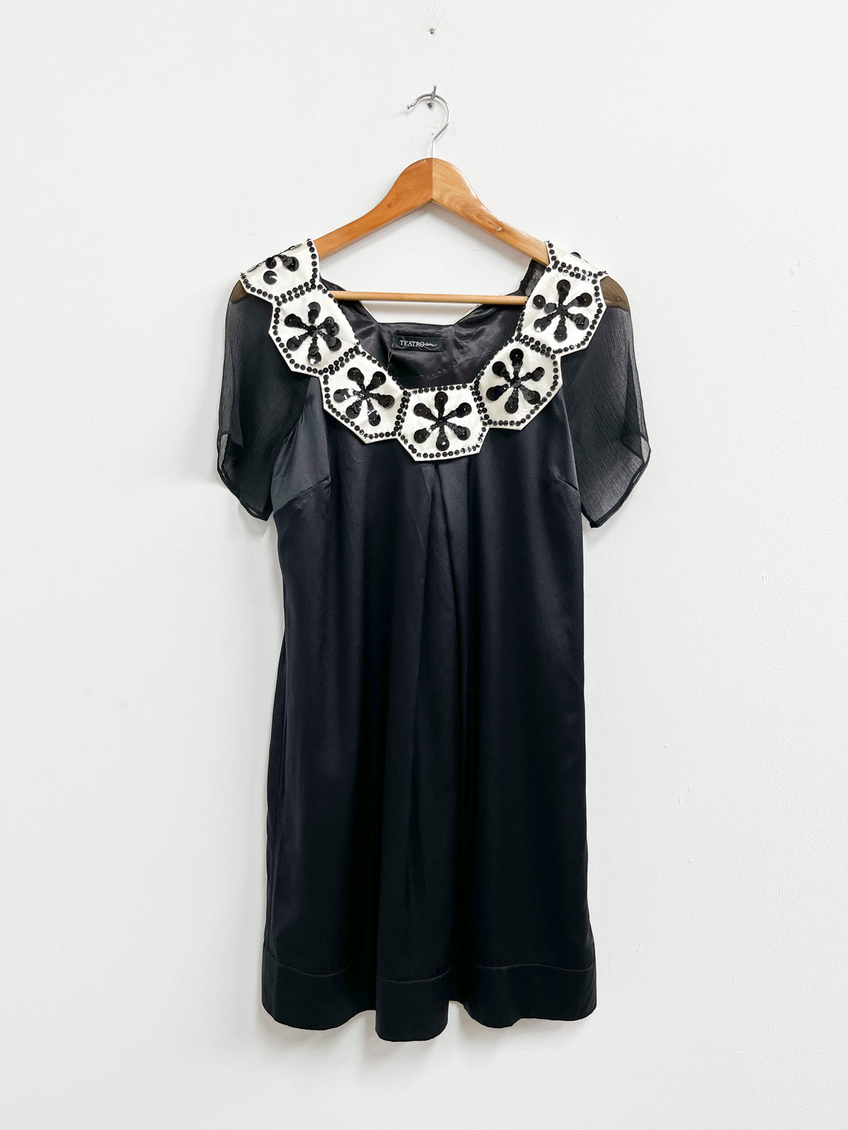 Vestido negro cuello blanco lentejuelas - Teatro - Talla S