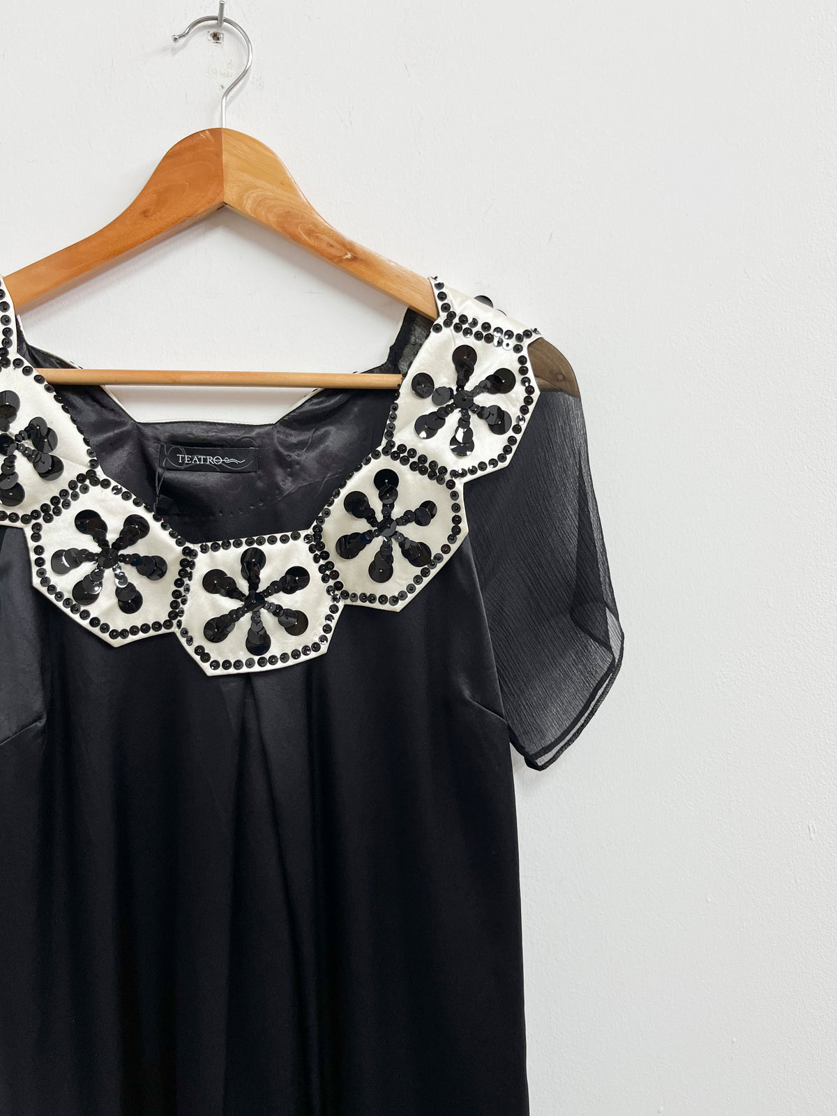 Vestido negro cuello blanco lentejuelas - Teatro - Talla S