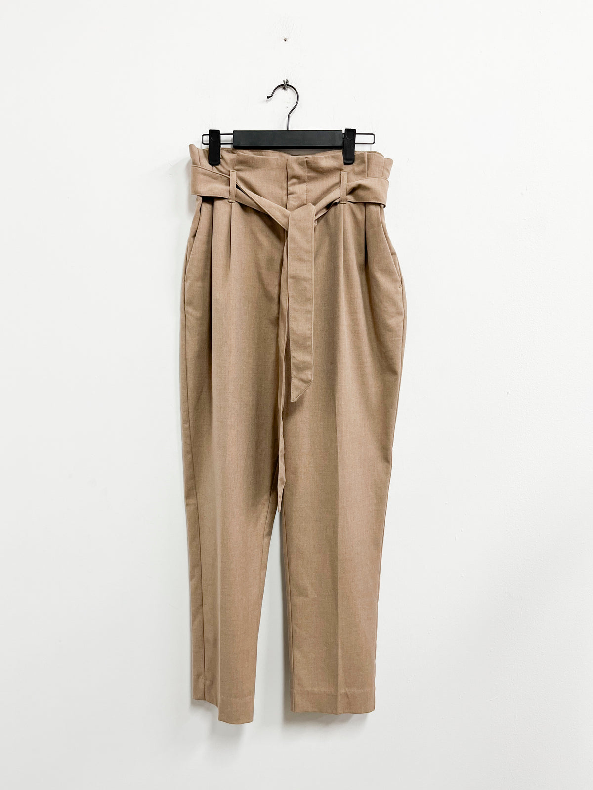 Pantalón beige con pinzas y cinturón - HyM - Talla 28