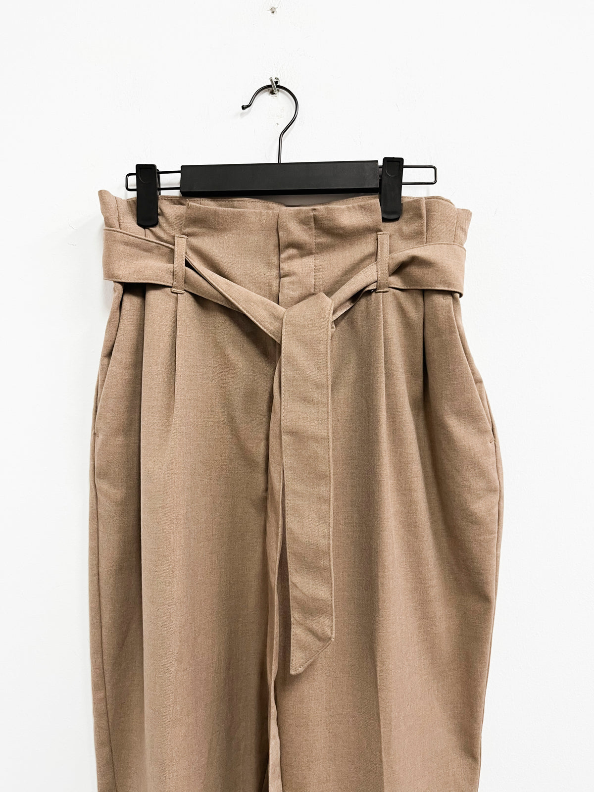 Pantalón beige con pinzas y cinturón - HyM - Talla 28