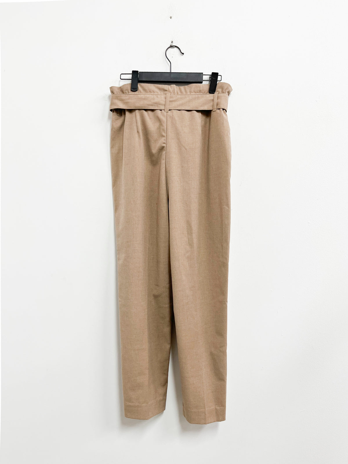 Pantalón beige con pinzas y cinturón - HyM - Talla 28