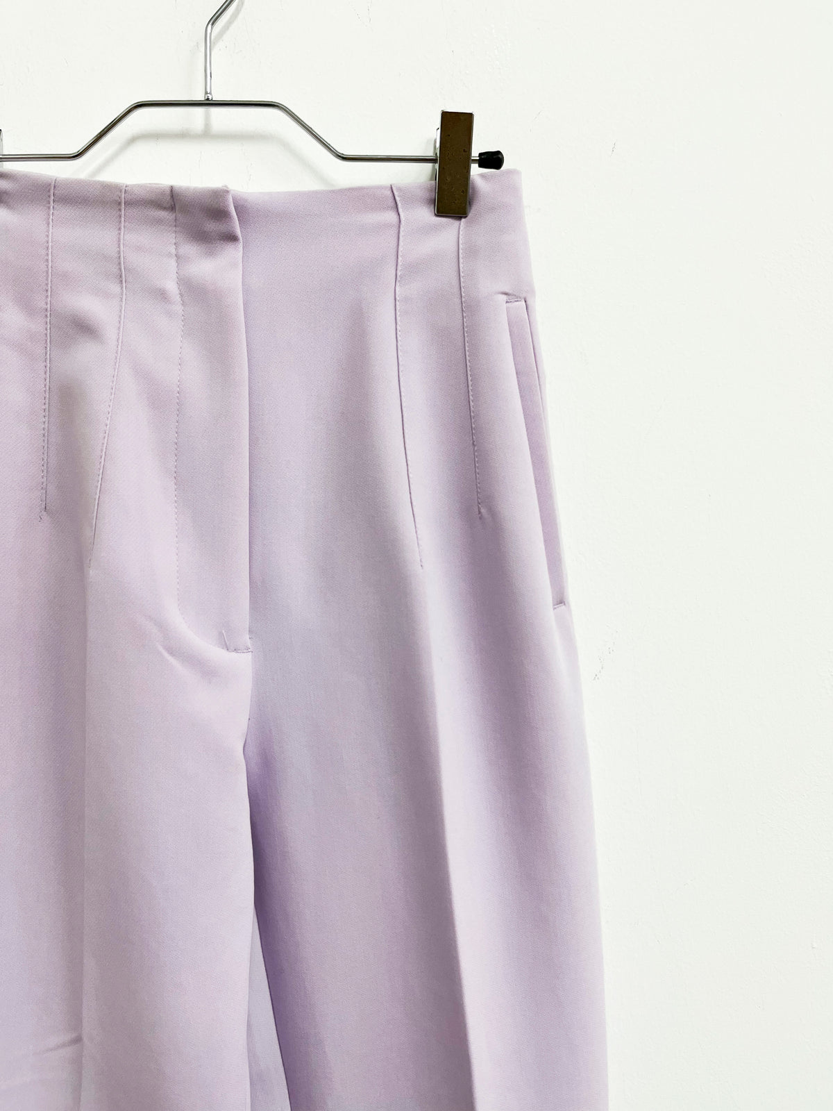 Pantalón lila pinzas - Zara - Talla M