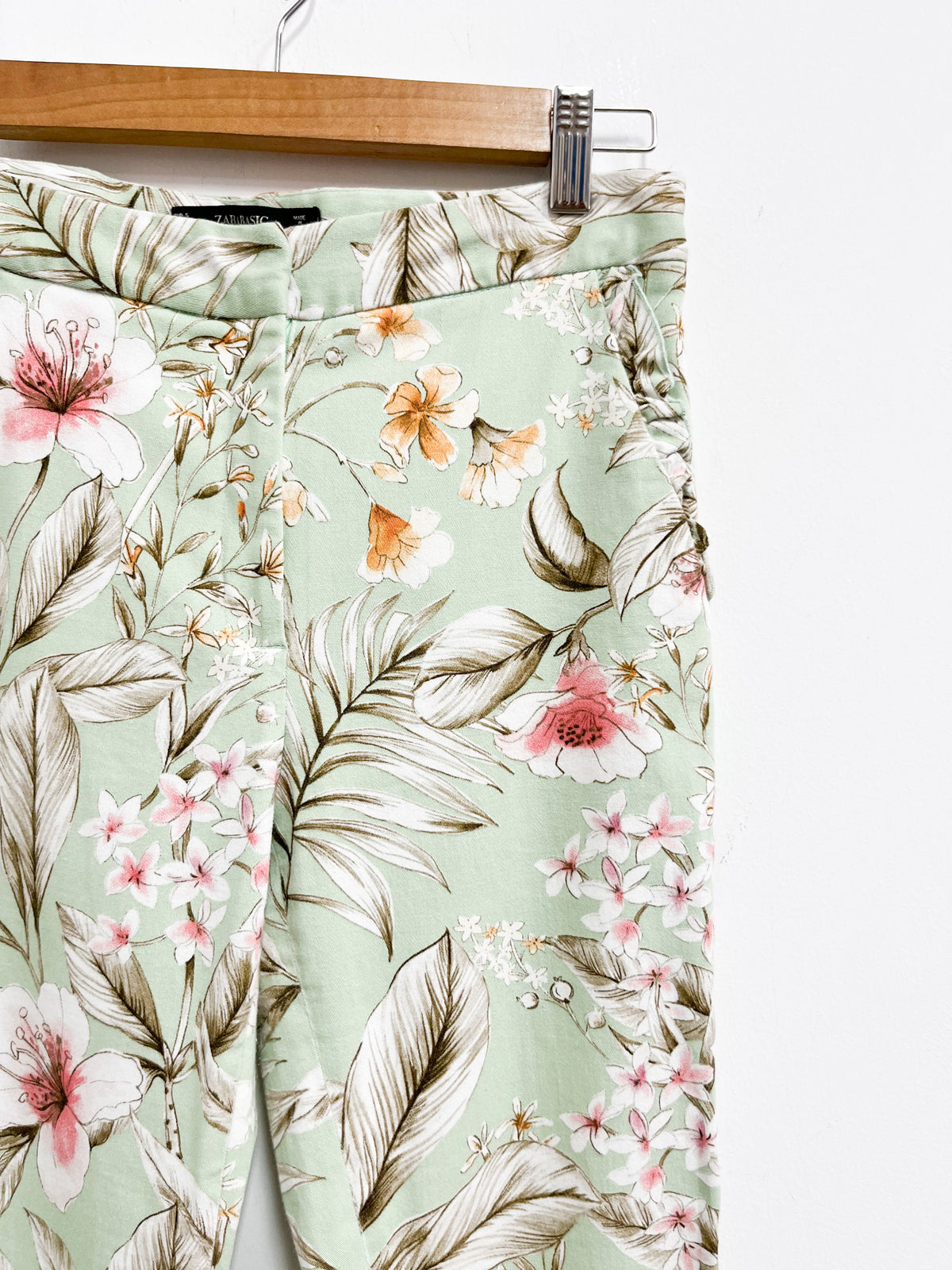 Pantalón verde estampado flores - Zara - Talla S