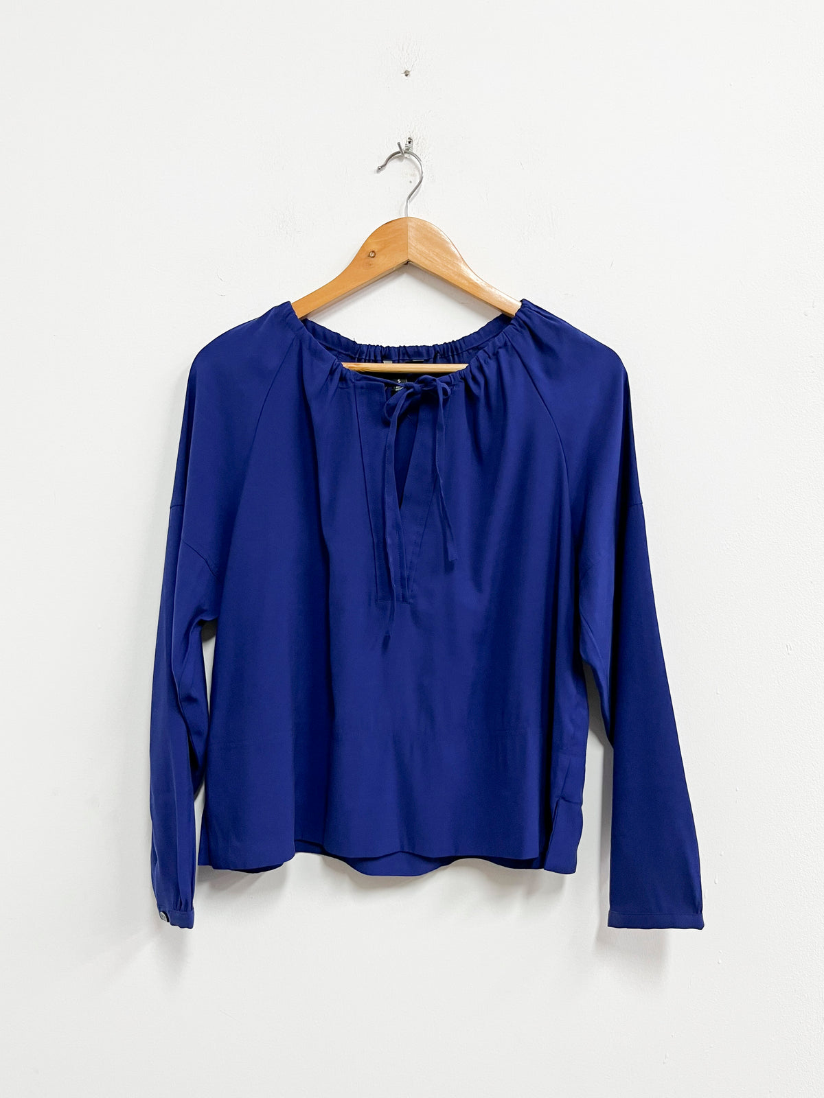 Blusa azul pita en el cuello - Banana Republic  - Talla S