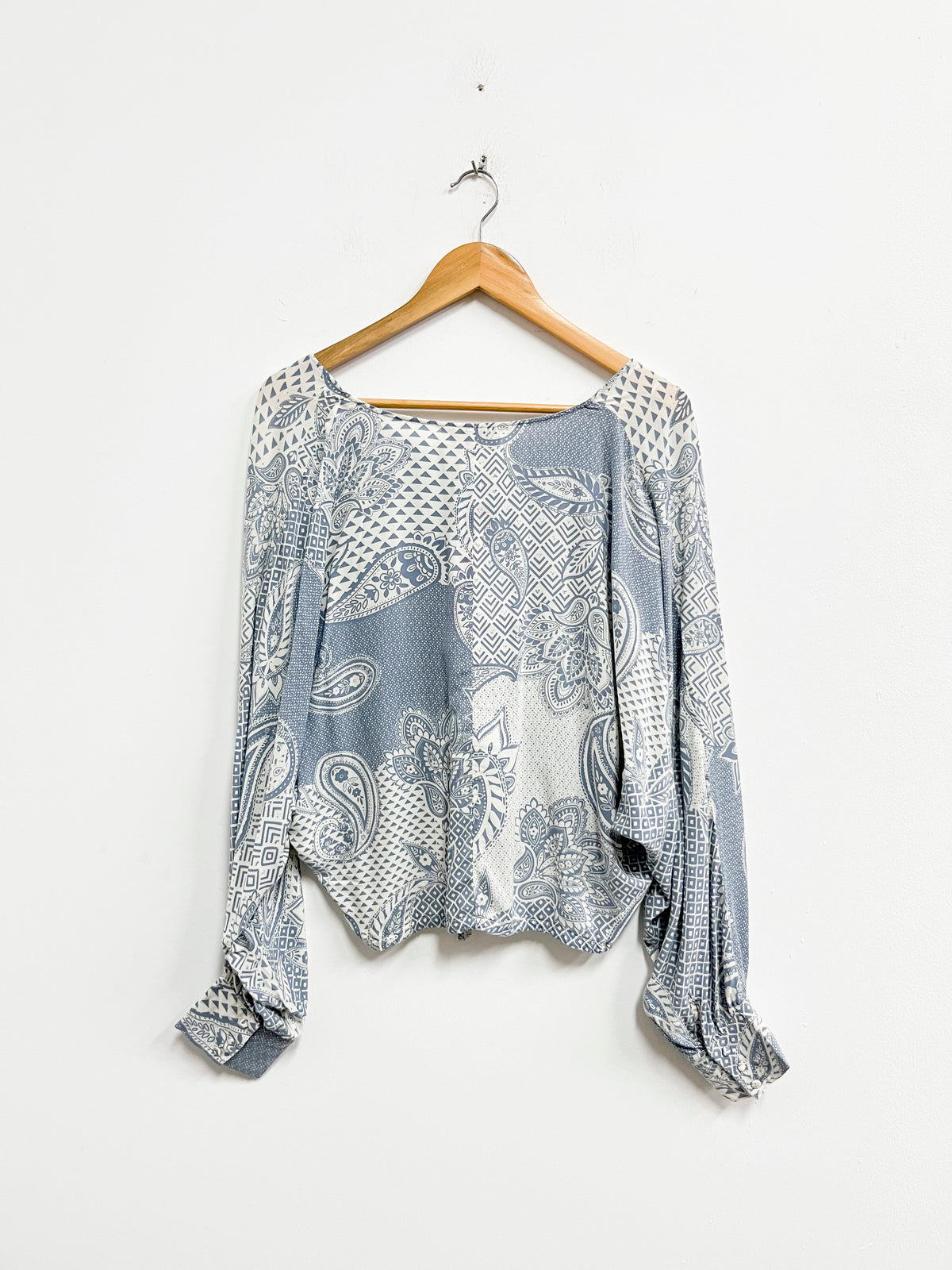 Blusa crop estampado gris y blanco - Thea Studio - Talla M