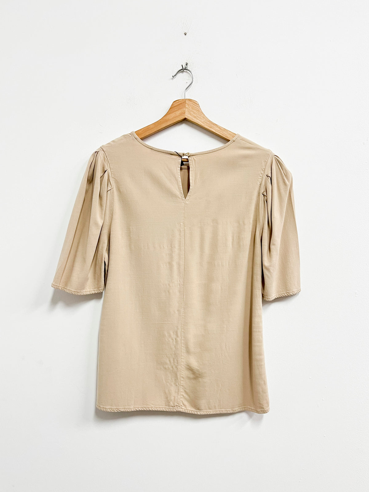 Blusa beige manga abullonada - Ale Morey - Talla L