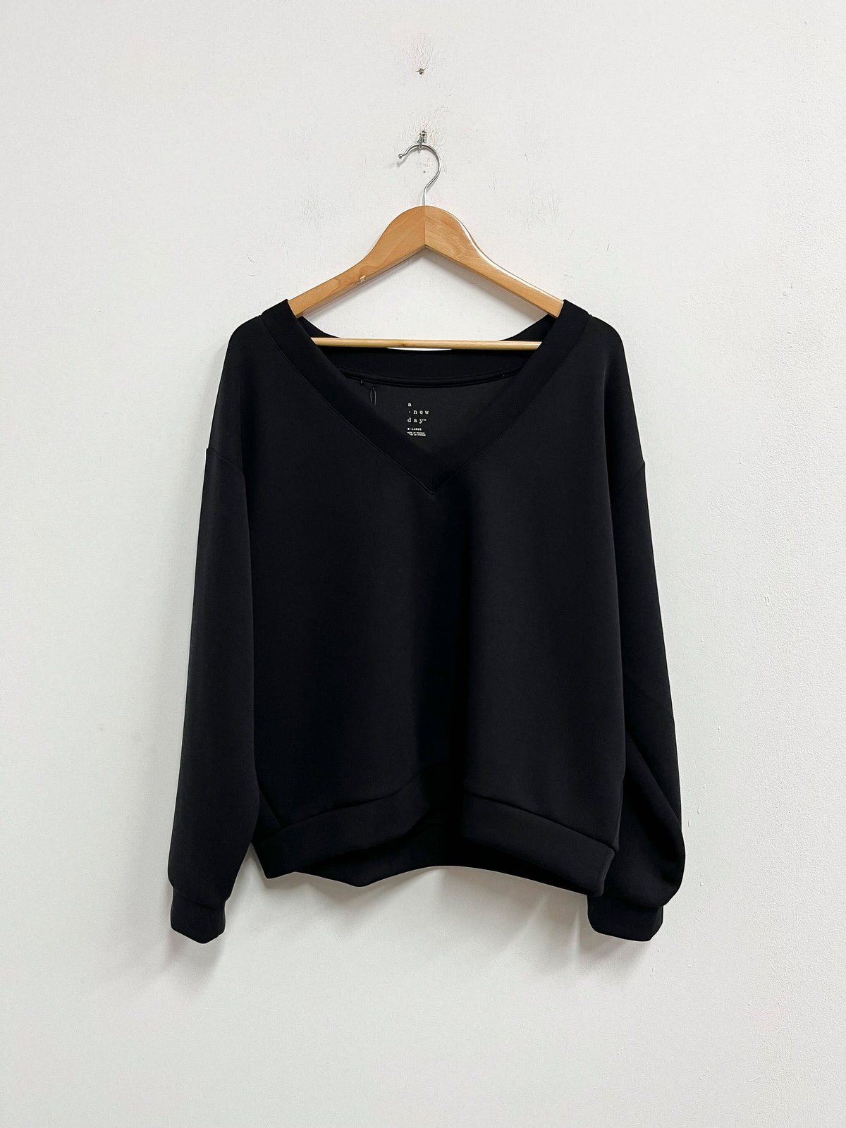 Polera negra cuello V - A New Day - Talla XL
