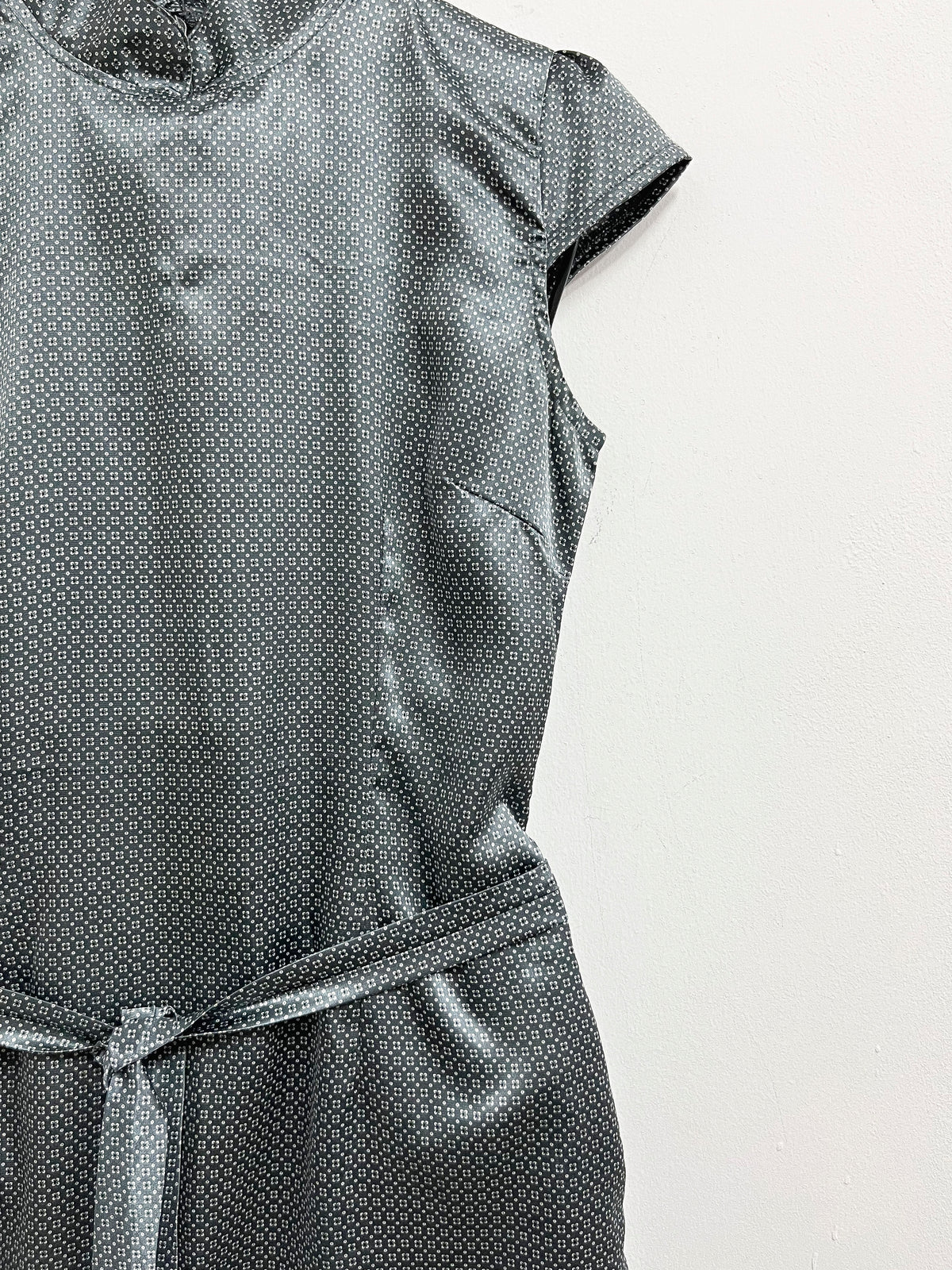 Vestido gris con flores blancas - Lounge - Talla M