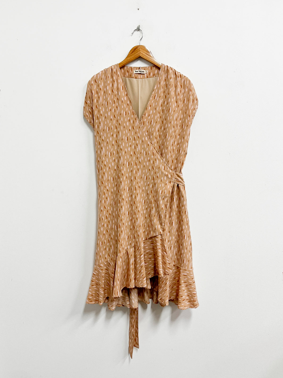 Vestido envolvente naranja con marrón