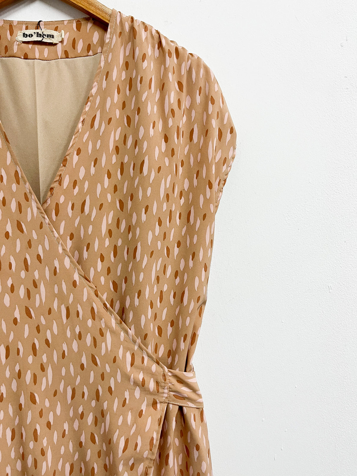 Vestido envolvente naranja con marrón