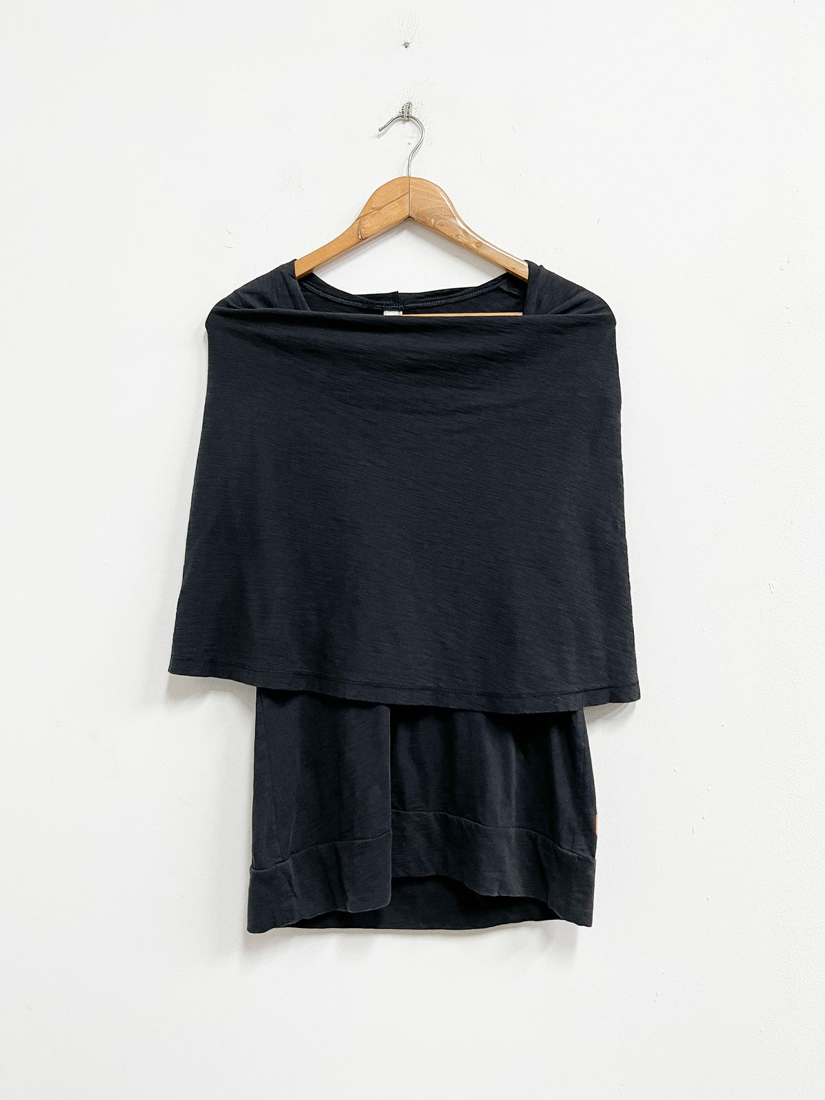 Blusa negra con capa - Lucy - Talla M