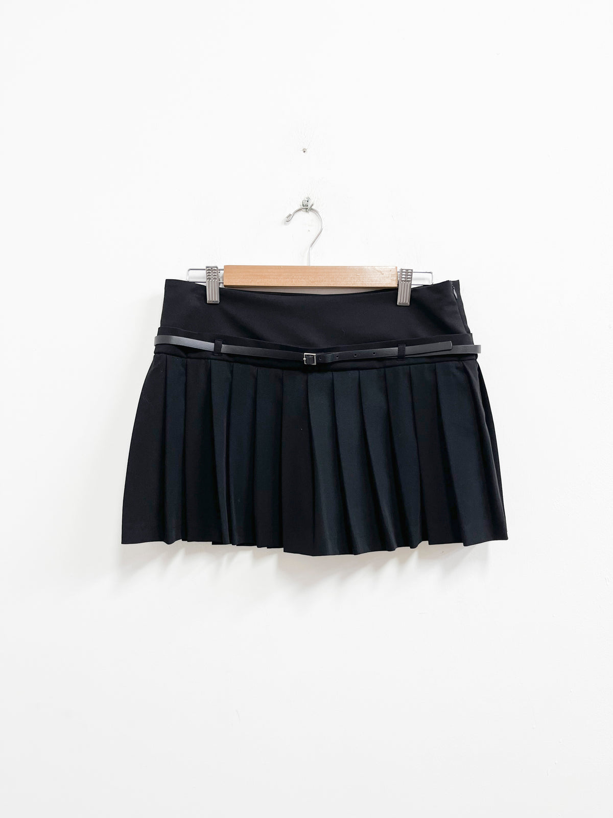 Falda negra plisada con correa - Zara - Talla M
