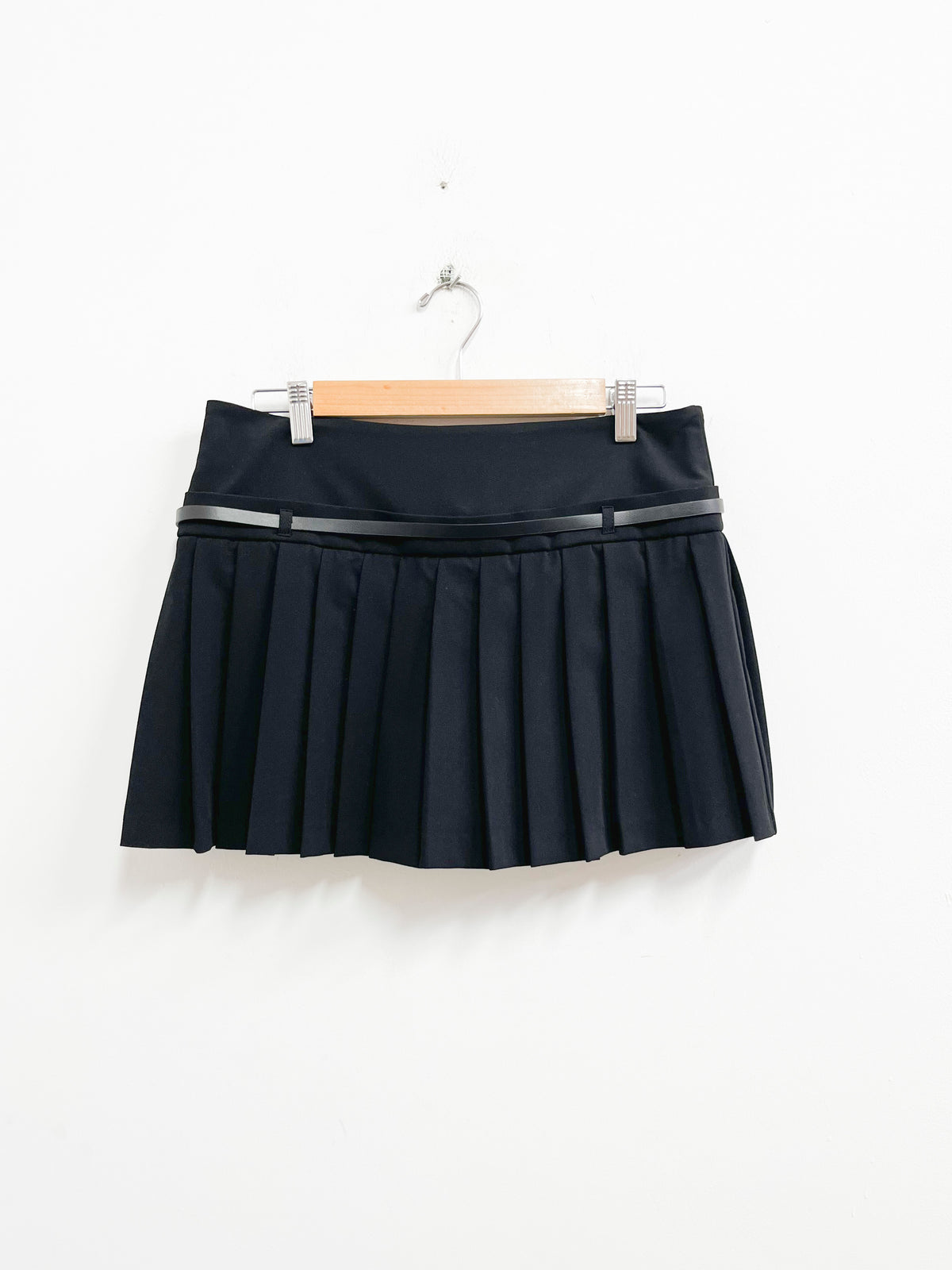 Falda negra plisada con correa - Zara - Talla M
