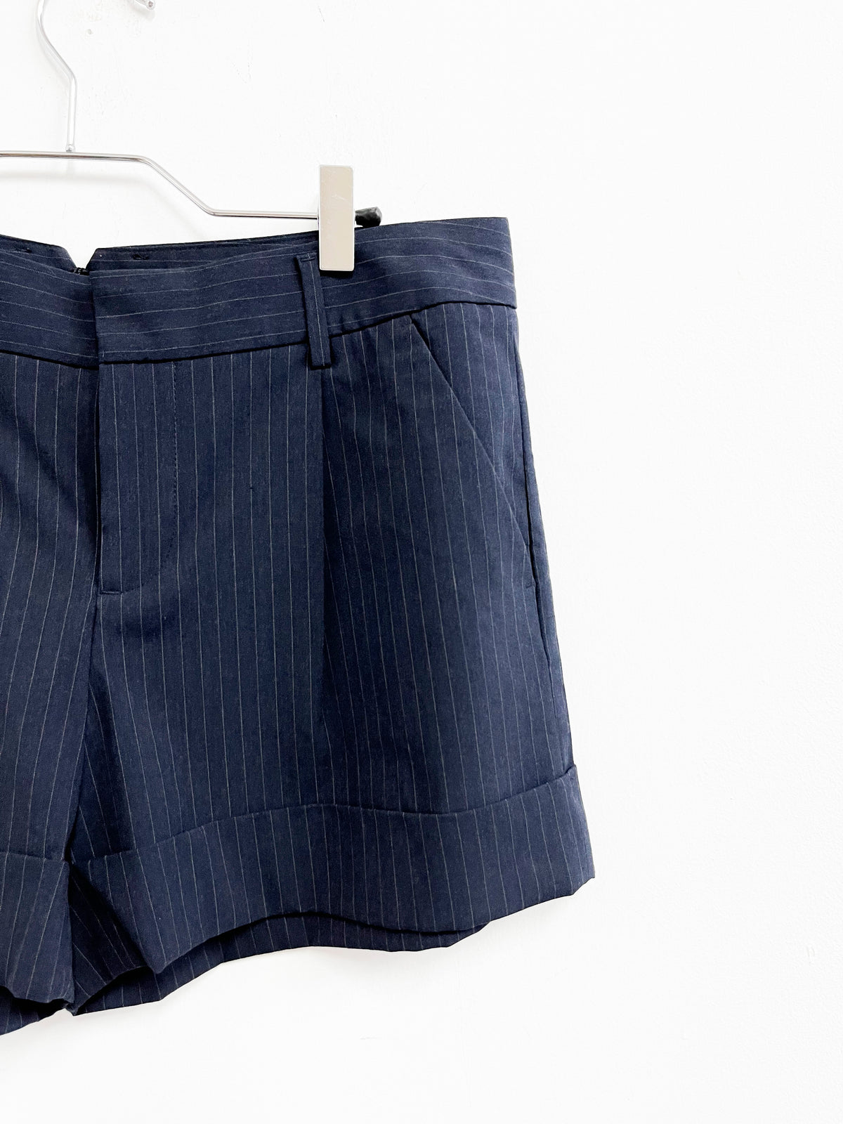 Short azul oscuro líneas blancas - Gap - Talla S